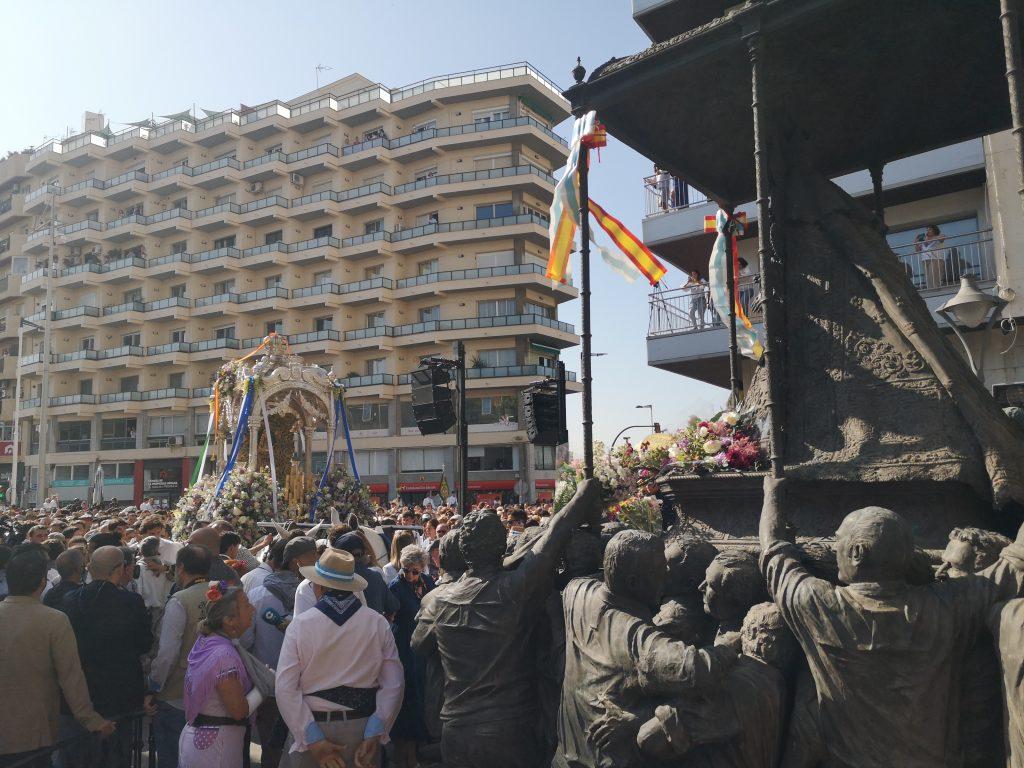 La Hermandad del Rocío de Huelva sale con más de 10.000 peregrinos y echa a la ciudad a la calle para despedirla en otra mañana mágica llena de devoción a la Blanca Paloma.