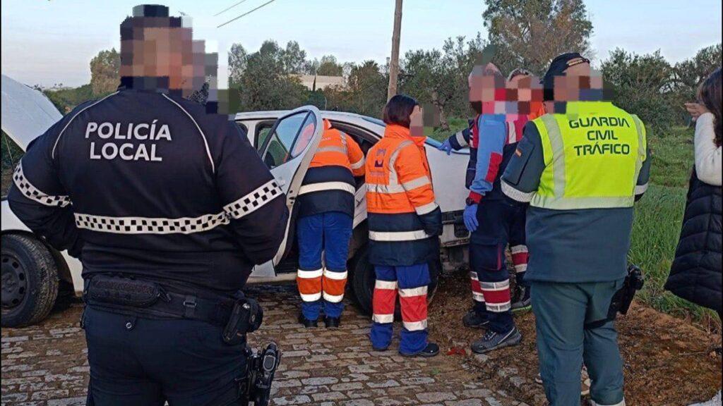 Los servicios de emergencias atienden a los heridos del accidente.